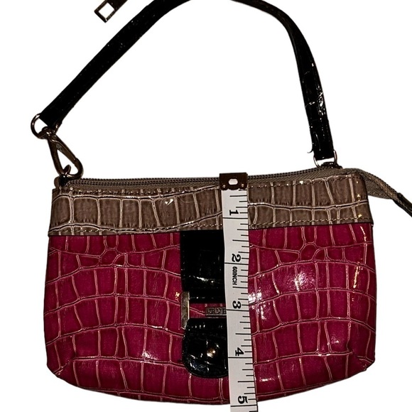 Vintage Guess Wristlet, Pink Exterior is excellent - Picture 3 of 13